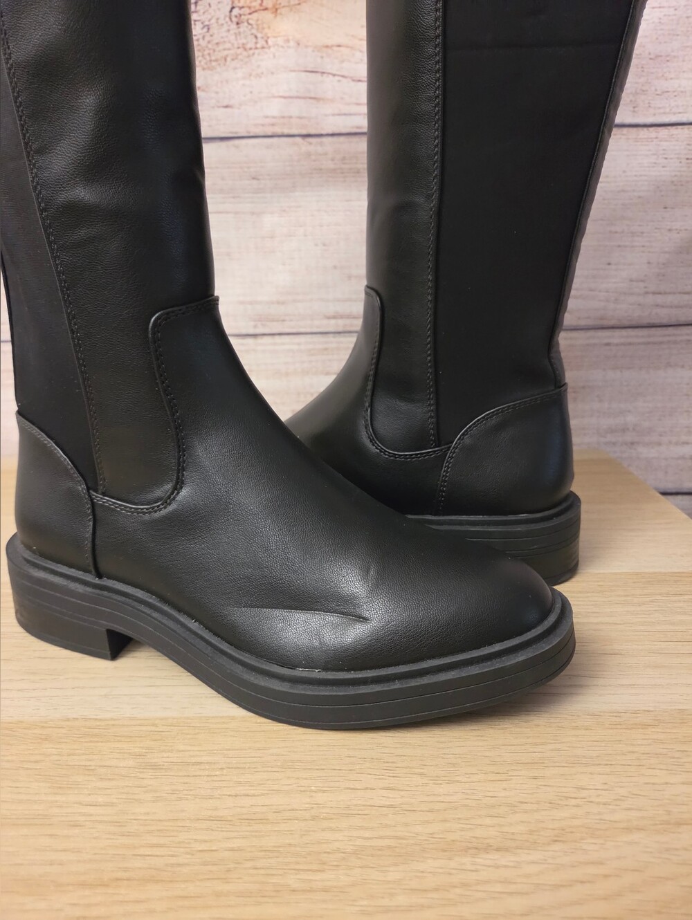 Anabelle Boot
Reaction Kenneth Cole. - Picture 7 of 10
